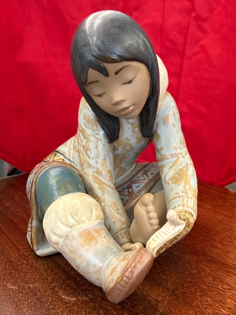 Lladro Eskimo Inuit Girl With Cold Feet. #2157